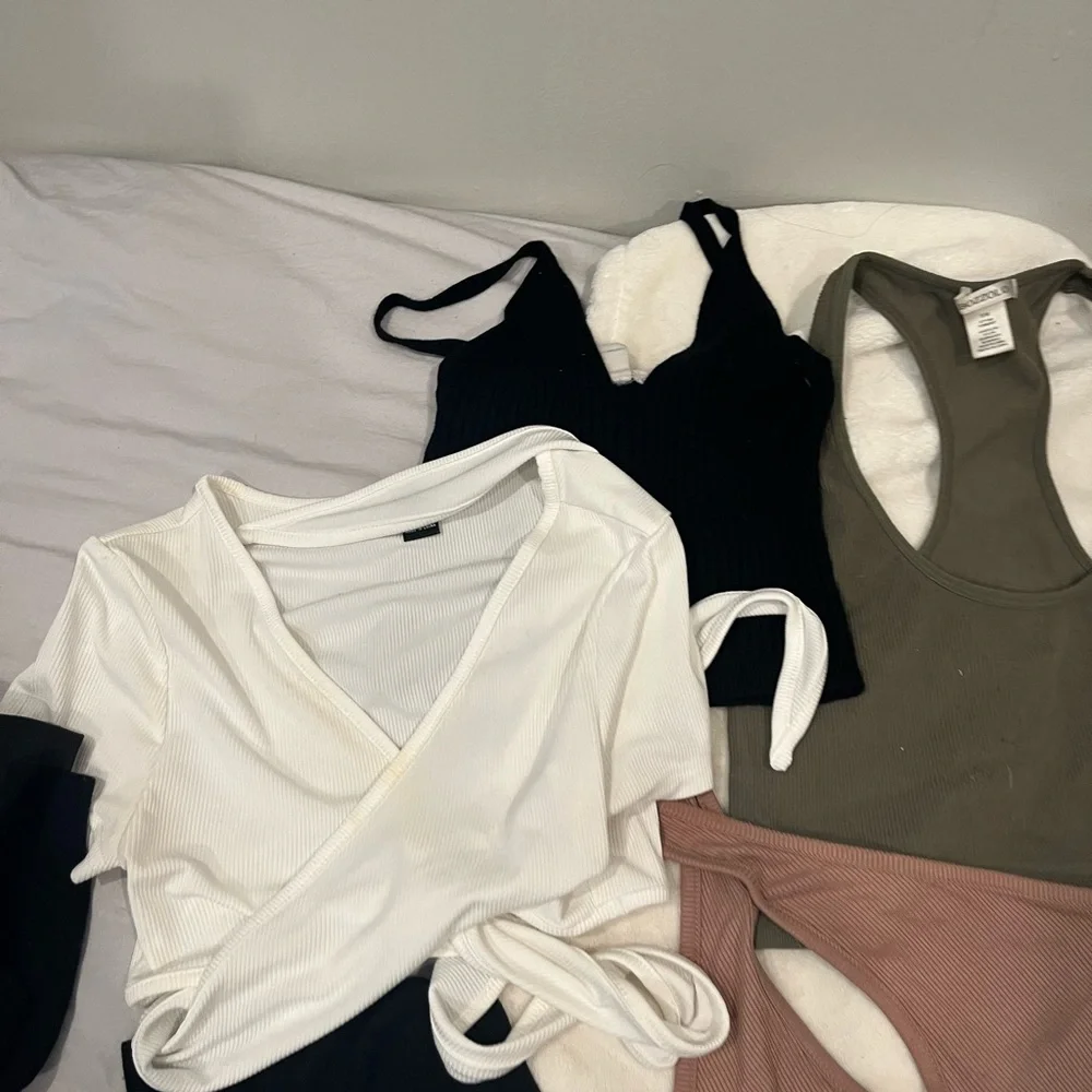 Crop top - Picture 2 of 4